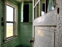 pradaria de casa abandonada interior foto