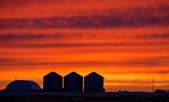 pôr do sol da pradaria de saskatchewan foto