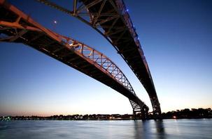 foto noturna ponte de água azul