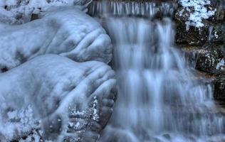 cachoeira perto de johnston canyon alberta foto