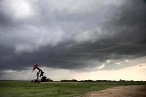 jack de bomba de campo petrolífero de tempestade foto