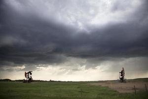 jack de bomba de campo petrolífero de tempestade foto