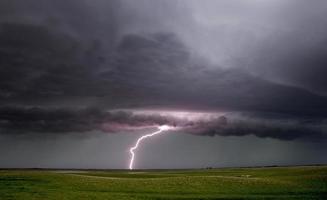 pradaria nuvens de tempestade relâmpago foto