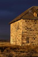 antiga casa de pedra abandonada foto