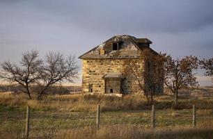 antiga casa de pedra abandonada foto