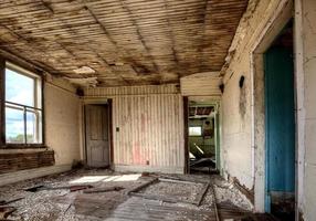 pradaria de casa abandonada interior foto