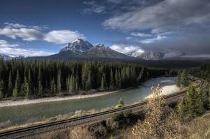 Bow River e trilhos de trem foto