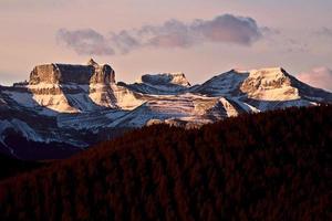 montanhas rochosas no inverno foto