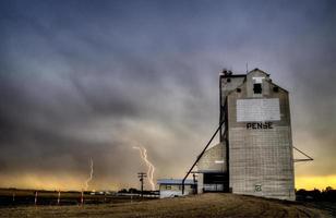 nuvens de tempestade canadá elevador de grãos foto