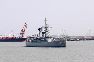 surabaya, indonésia - abril de 2019 - navio de guerra no estreito de madura foto