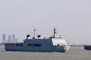 o navio de guerra semi furtivo da marinha indonésia kri surabaya 591 no estreito de madura perto do porto de tanjung perak surabaya. surabaya, indonésia - abril de 2019 foto