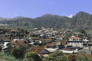bela vila na montanha com fundo azul claro em tawangmangu, solo, indonésia. foto