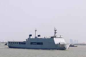 surabaya, indonésia - abril de 2019 - navio de guerra no estreito de madura foto