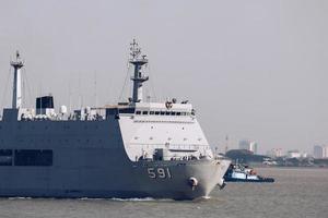 o navio de guerra semi furtivo da marinha indonésia kri surabaya 591 no estreito de madura perto do porto de tanjung perak surabaya. surabaya, indonésia - abril de 2019 foto