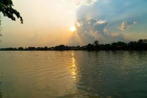 vista para o rio e belo pôr do sol com nublado foto