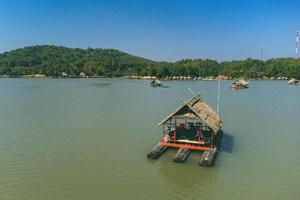 província de loei, tailândia, dez 2021-bamboo rafting foto