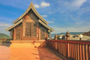 loei, tailândia 12,2021 wat somdet phu ruea ming mueang temple. o templo é construído com madeira nobre. a igreja é feita de teca e localiza-se na montanha e um dos principais pontos de vista em phu ruea. foto