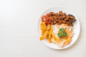 macarrão chinês de arroz cozido no vapor com carne de porco e tofu em molho de soja doce foto