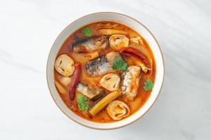 Tom yum cavala enlatada em sopa picante foto