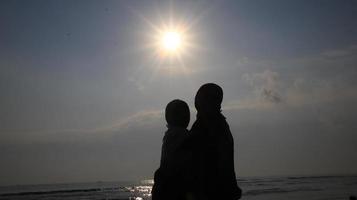 .dando uma volta na praia à tarde foto