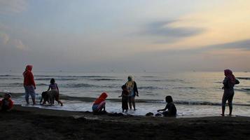 .dando uma volta na praia à tarde foto