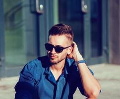 homem elegante em uma camisa de verão foto