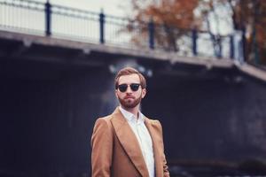 homem elegante com casaco elegante foto