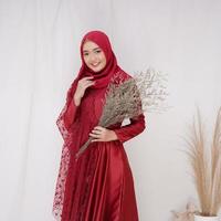 bela modelo feminino islâmico vestindo a moda hijab, uma roupa de estilo de vida moderno para a mulher muçulmana. conceito de vestido de noiva, beleza ou eidul fitri. uma modelo asiática usando hijab em uma sessão de fotos interna