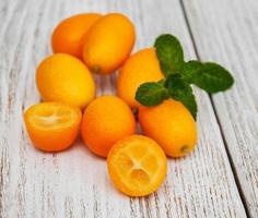 kumquats em uma mesa de madeira foto