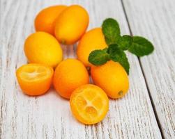 kumquats em uma mesa de madeira foto