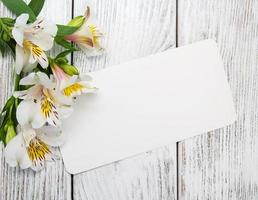 cartão de papel com flores de alstroemeria foto