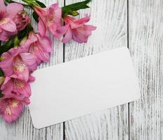 flores e cartão de alstroemeris foto