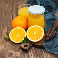 jarra de suco de laranja foto