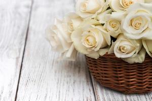 rosas brancas em uma cesta foto