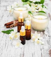 óleos de massagem e flores de jasmim foto