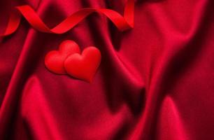 corações vermelhos e seda foto