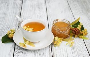 xícara de chá de ervas com flores de tília