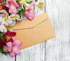 envelope de papel com flores de alstroemeria foto