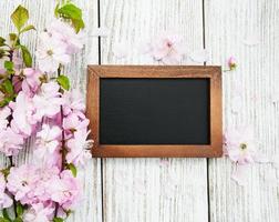 flor de sakura com quadro-negro foto