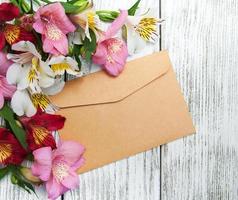 envelope de papel com flores de alstroemeria foto