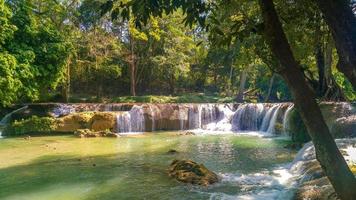 panorâmica exótica bela floresta tropical profunda cachoeira cachoeiras frescas na floresta profunda