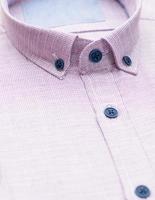 camisa de algodão com foco na gola e botão, closeup foto