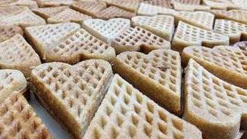 este bolo de waffle de chocolate em forma de coração é um bolo típico da Indonésia, principalmente na cidade de sumenep foto