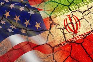 conceito de conflito entre a guerra dos eua e do irã - bandeiras da américa e do irã dos eua em solo de terra rachada seca foto
