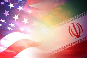conceito de conflito entre a guerra dos eua e do irã - bandeiras da américa e irã dos eua no fundo do pôr do sol do céu da nuvem vermelha foto