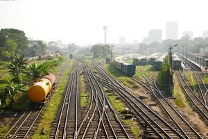 dhaka bangladesh 23 de novembro de 2021 plataforma de trem ao pôr do sol na área de khilgao foto