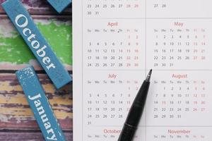 tiro de detalhe de um calendário na mesa, foto