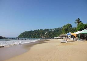 praia com espreguiçadeiras em uma lagoa tranquila foto