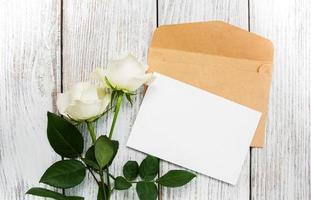 rosas brancas e envelope foto