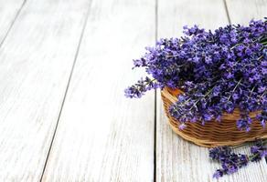 cesta com flores de lavanda foto